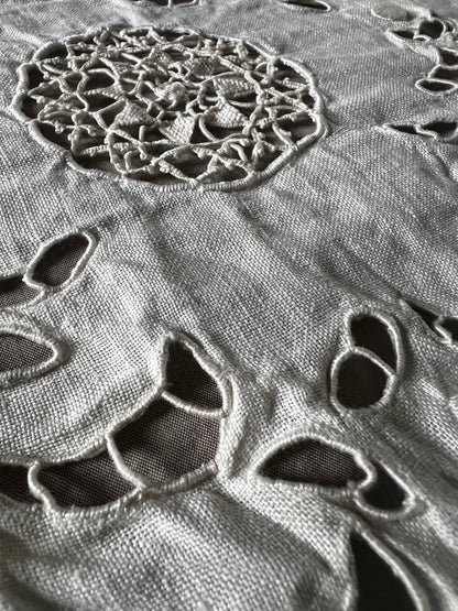 レースと刺繍の飾り布