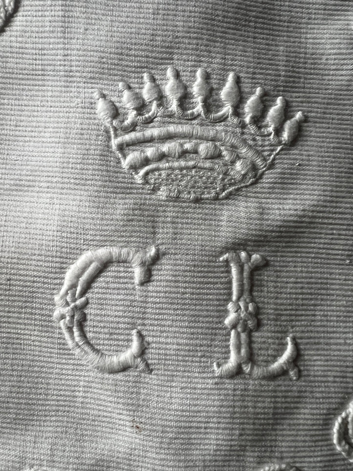 刺繍ドイリー(王冠)