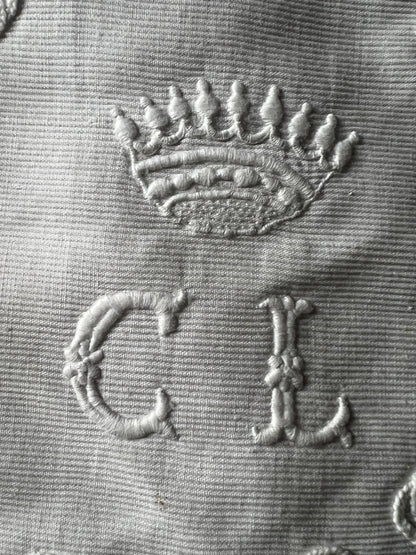 刺繍ドイリー(王冠)