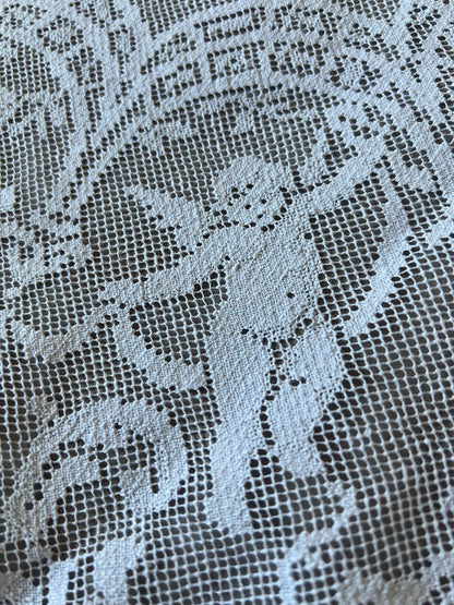 刺繍とレースの円形クロス(天使)