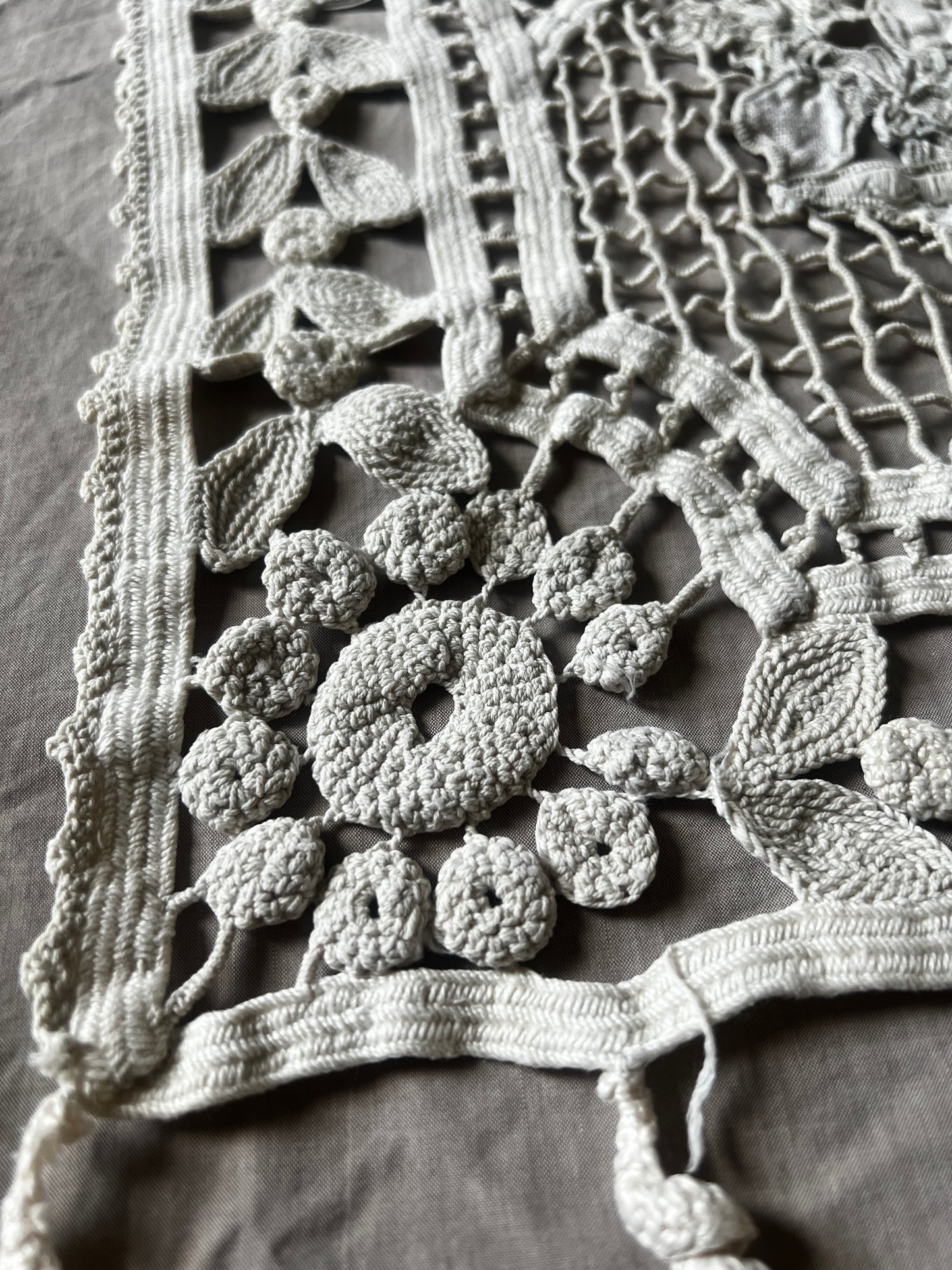 レースと刺繍の飾り布