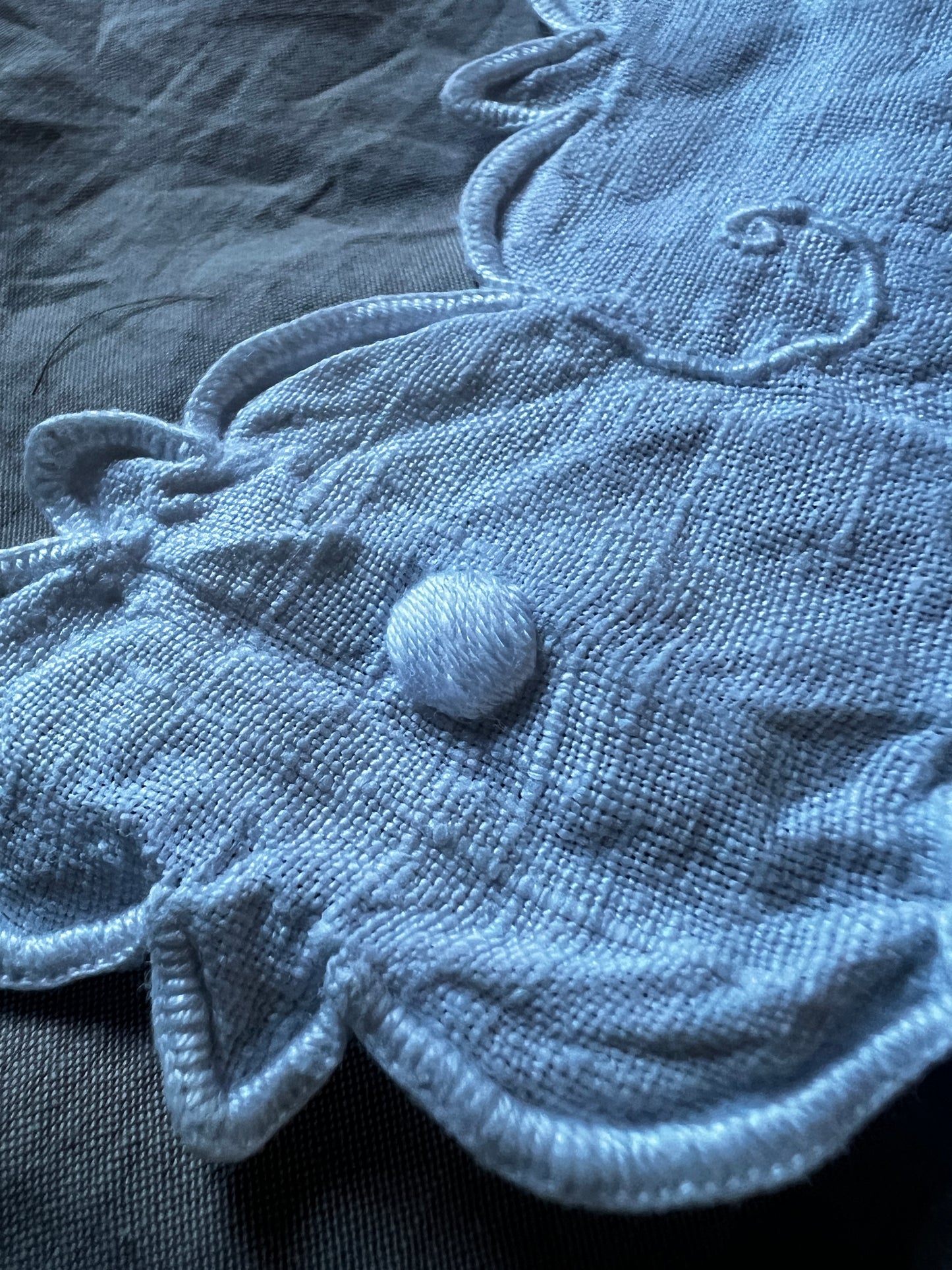 レースと刺繍のクロス