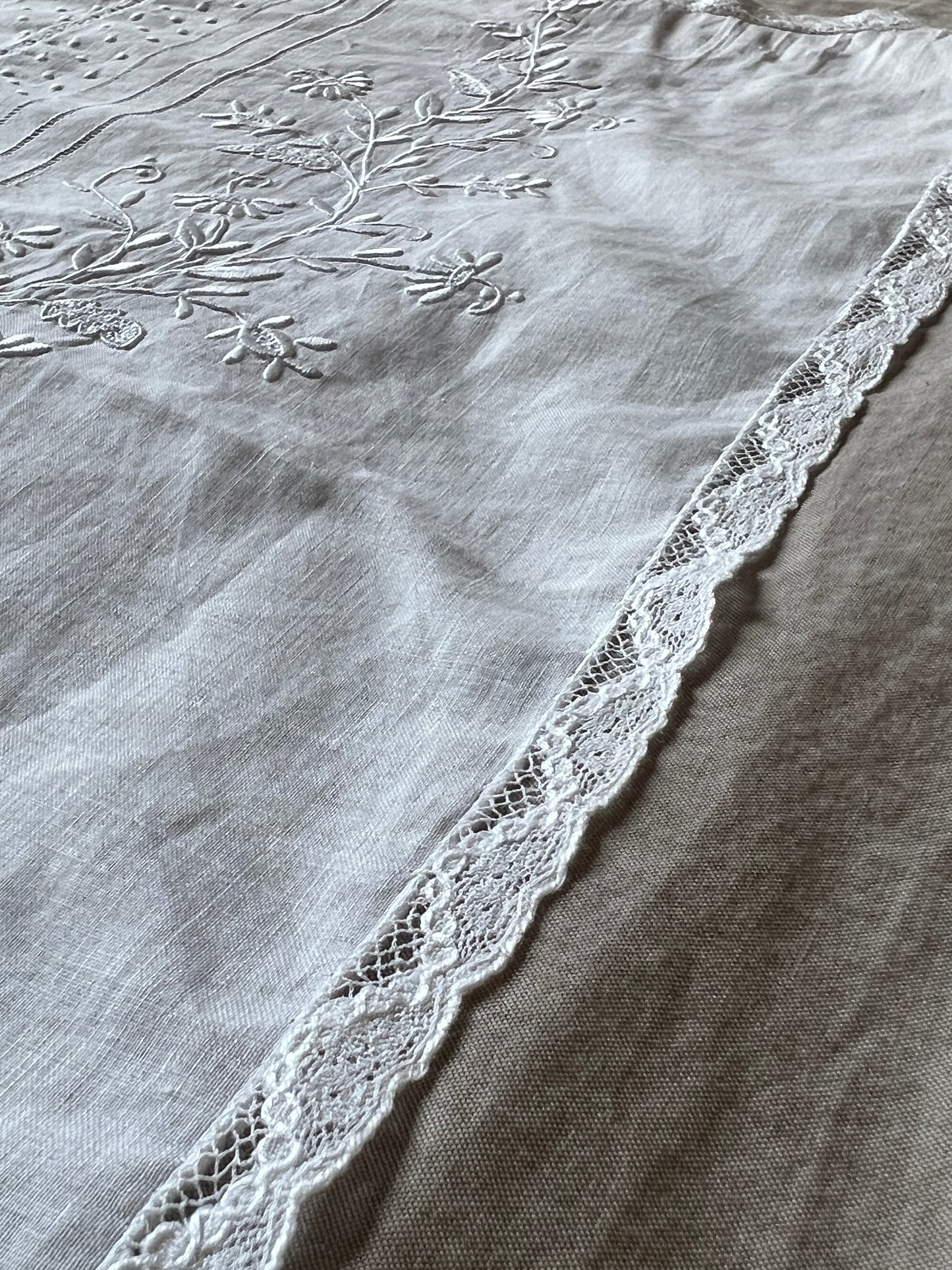 白刺繍飾り布