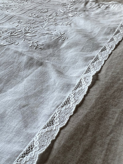 白刺繍飾り布