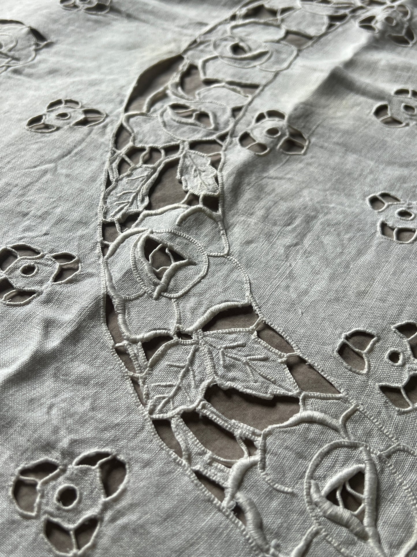 レースと刺繍の大判クロス