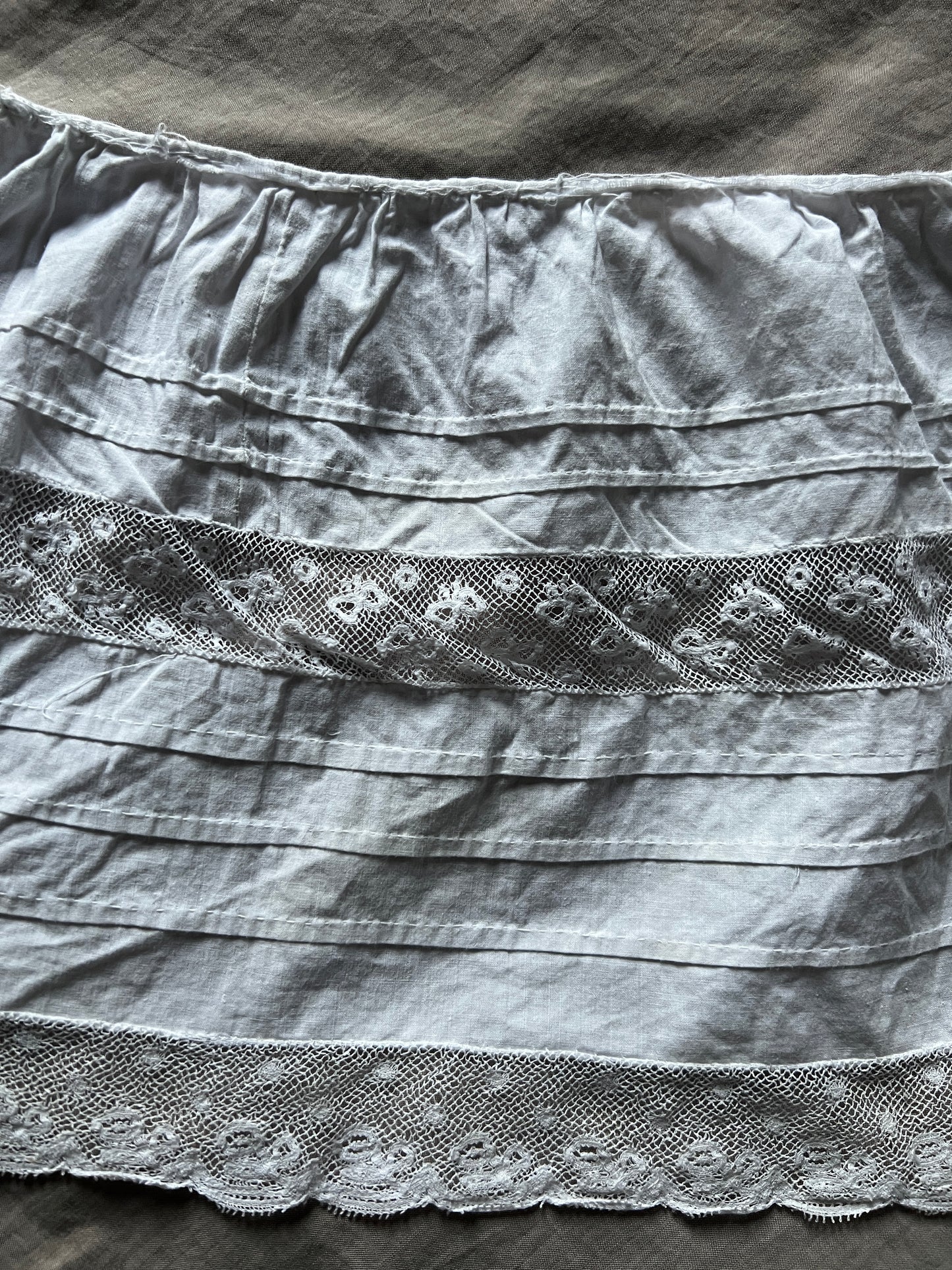 レースフリルのドレス裾