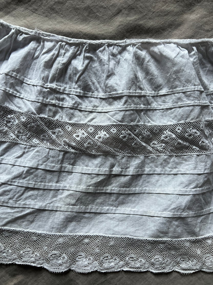 レースフリルのドレス裾