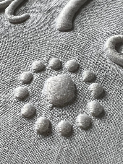 モノグラム刺繍リネン端布