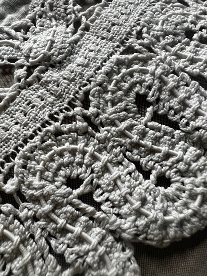 レースと刺繍のミニクロス