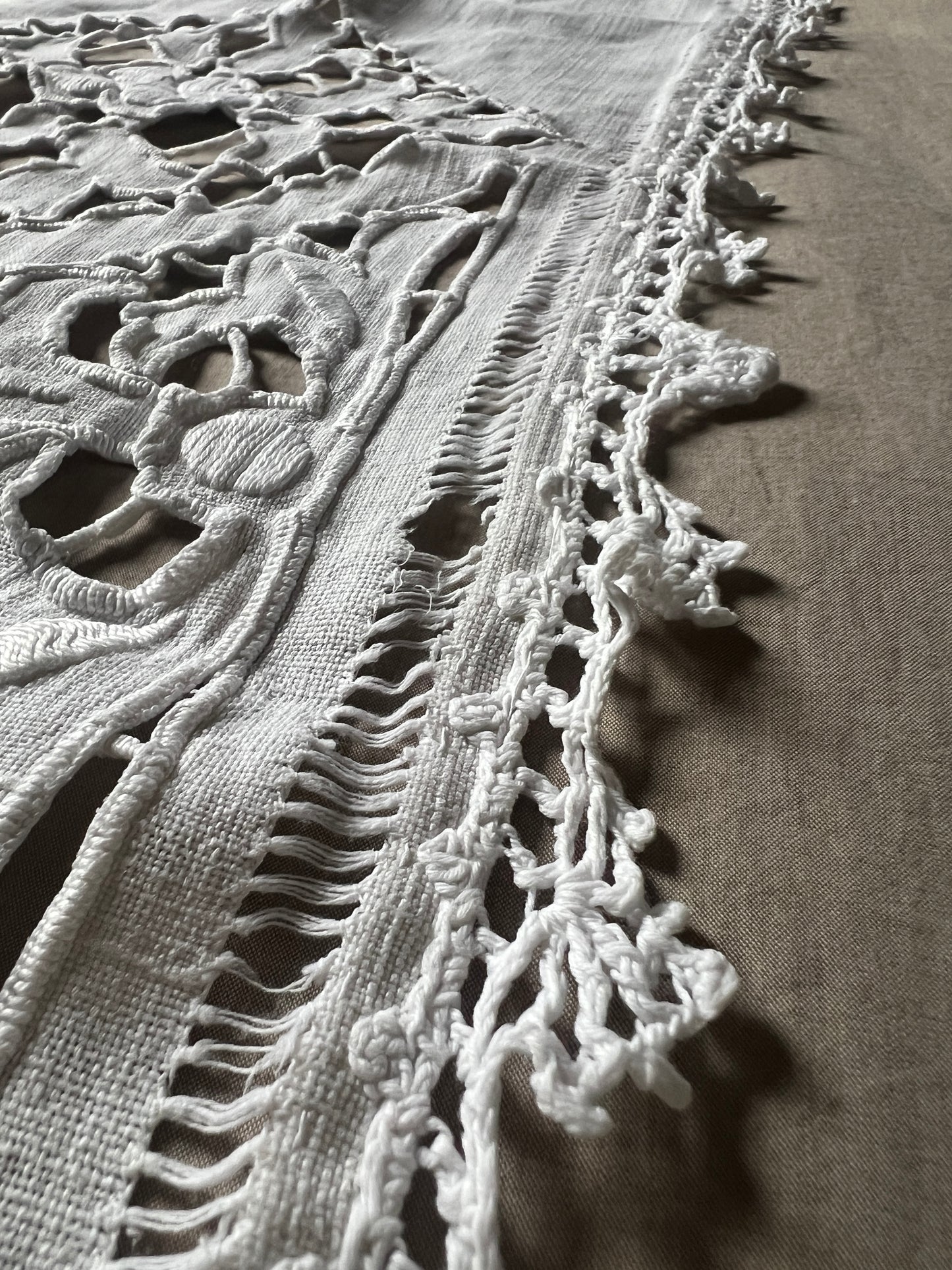 レースと刺繍のテーブルセンター