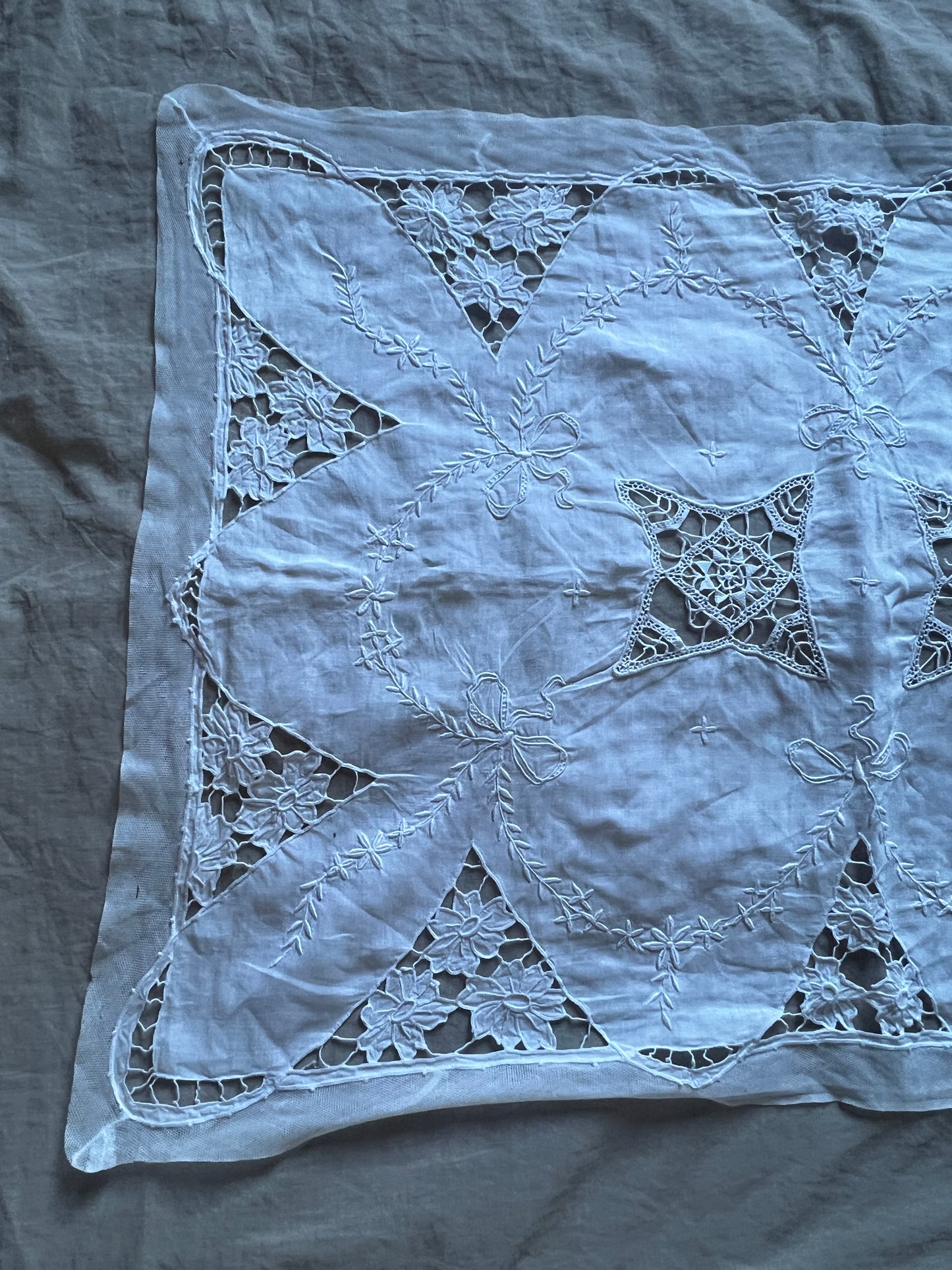 レースと刺繍のクロス