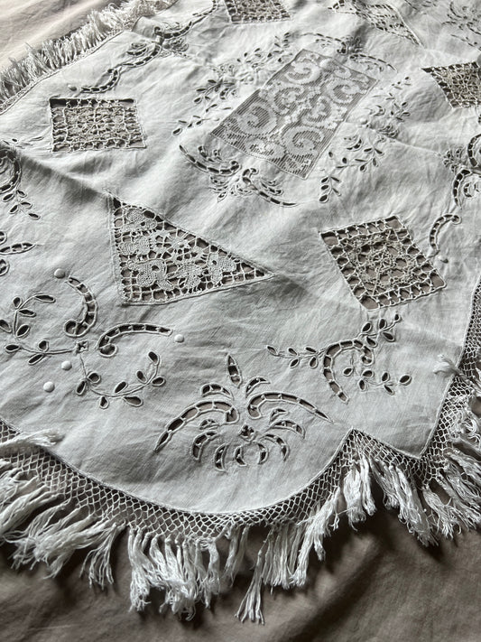 レースと刺繍のクロス