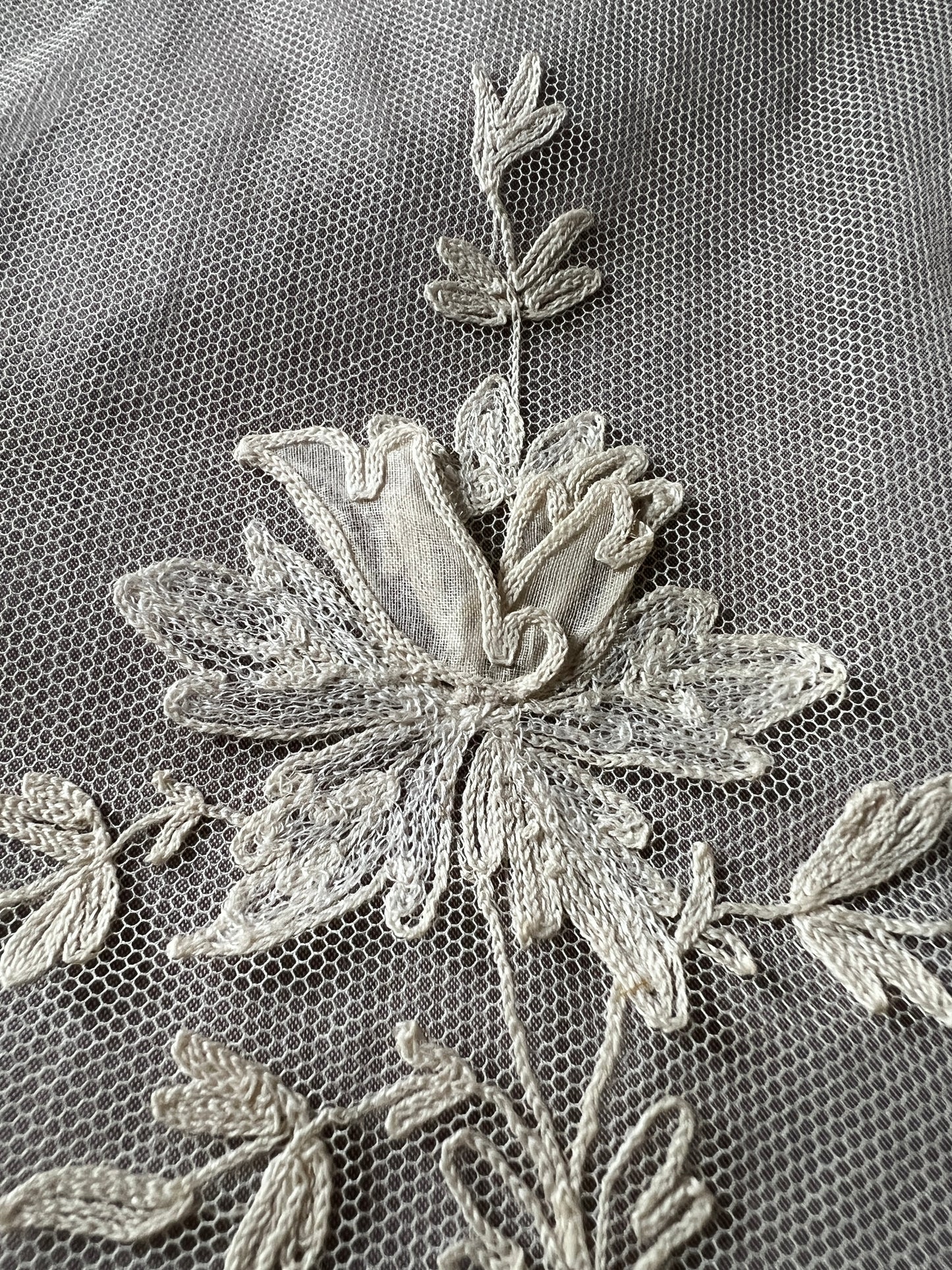チュール刺繍レースのラペット