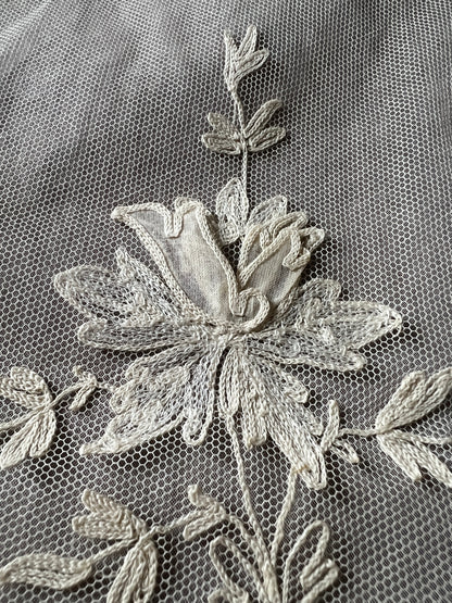 チュール刺繍レースのラペット