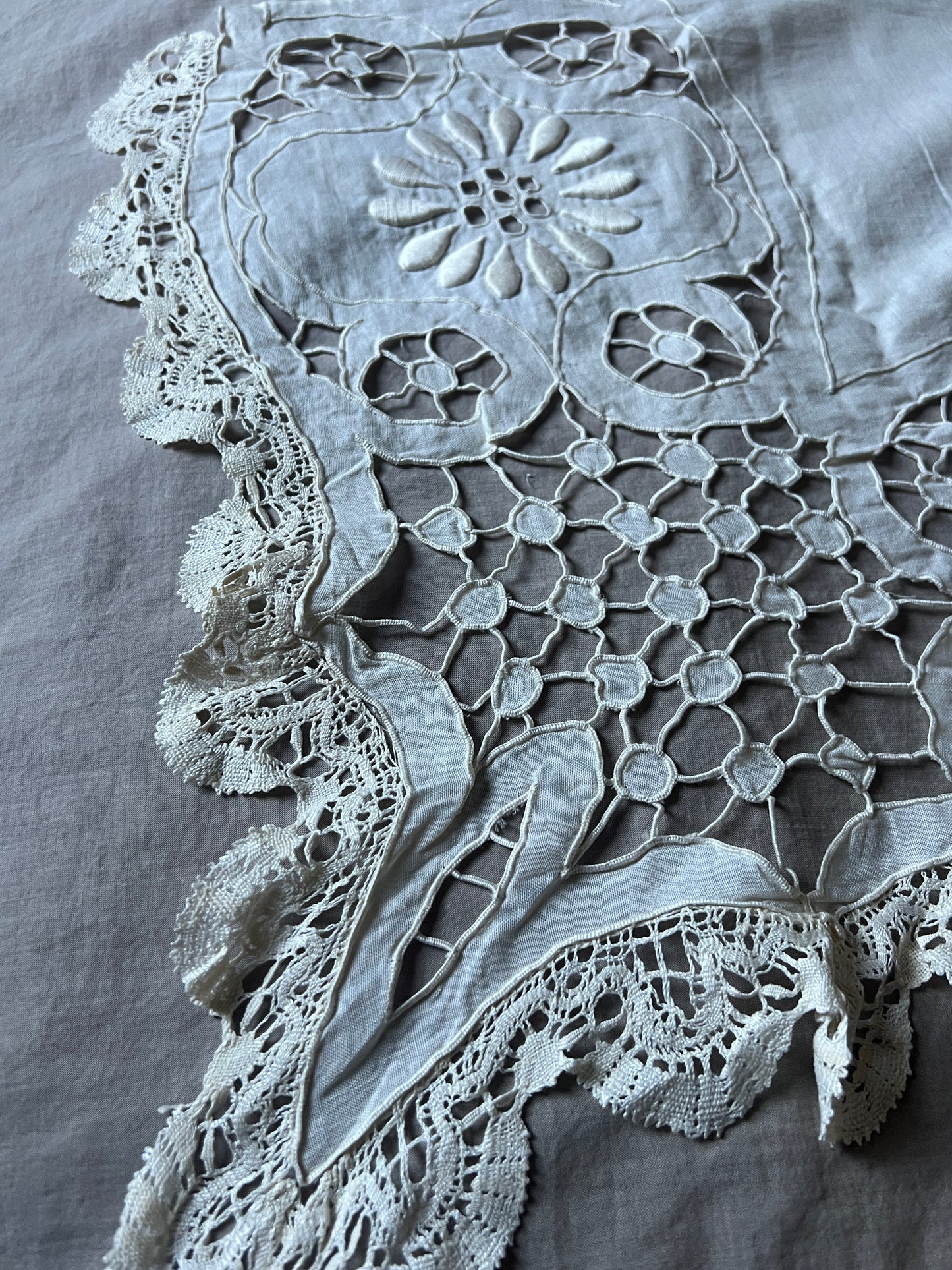 レースと刺繍の棚飾り