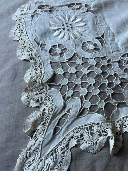レースと刺繍の棚飾り