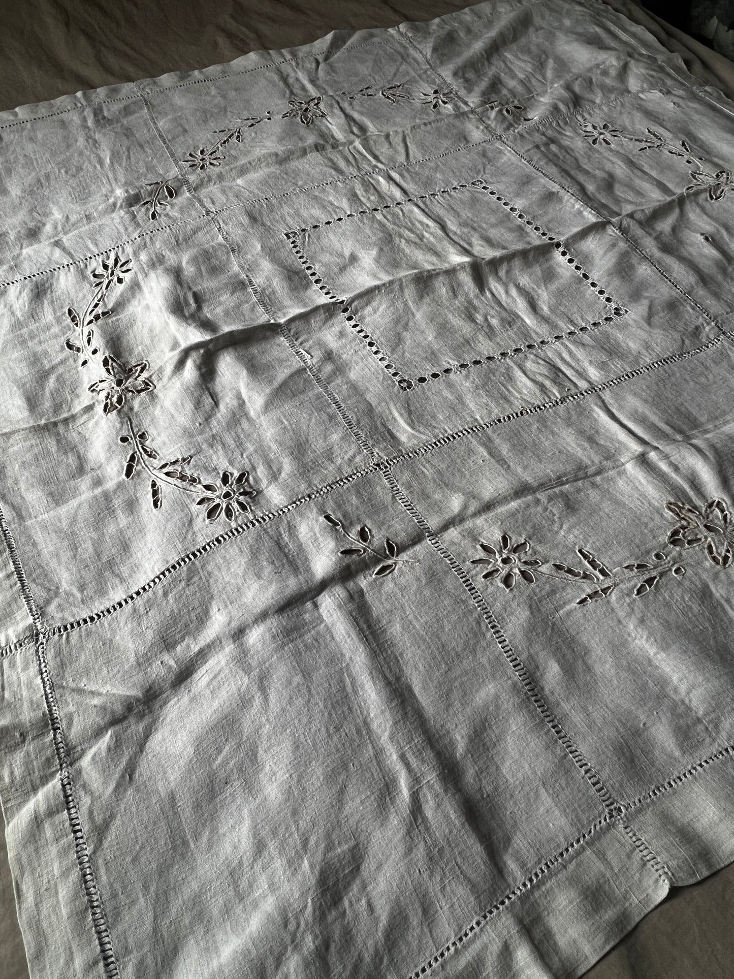 カットワーク刺繍リネンクロス(ダメージ)