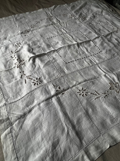 カットワーク刺繍リネンクロス(ダメージ)