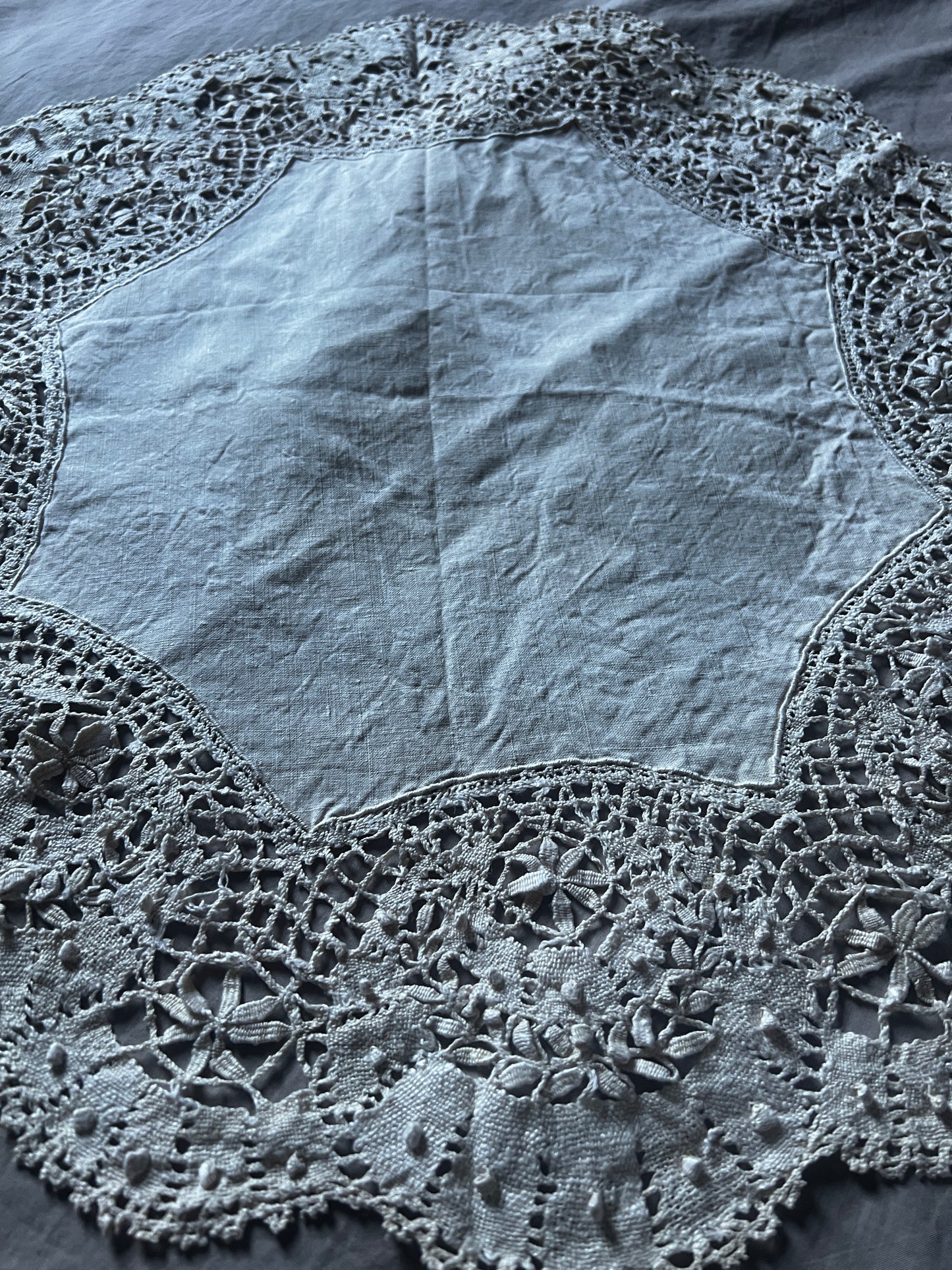 ボビンレースの円形クロス