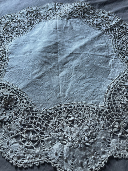 ボビンレースの円形クロス