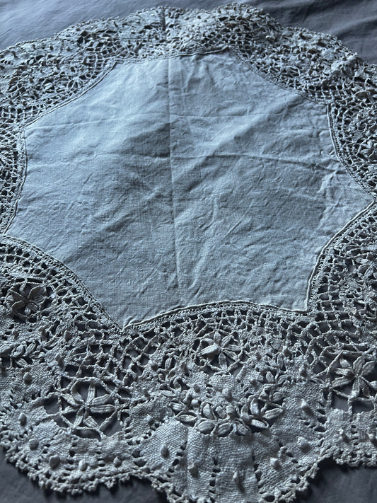 ボビンレースの円形クロス