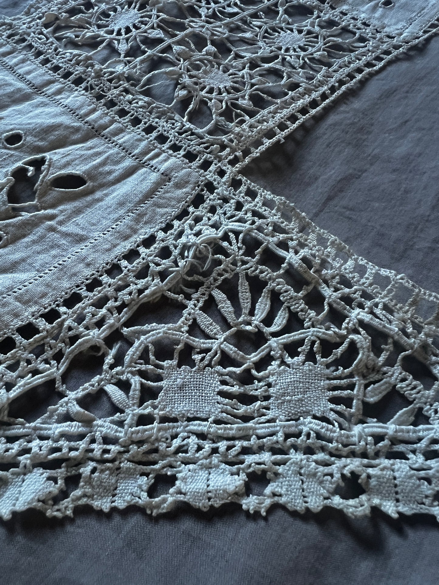 レースと刺繍の飾り布