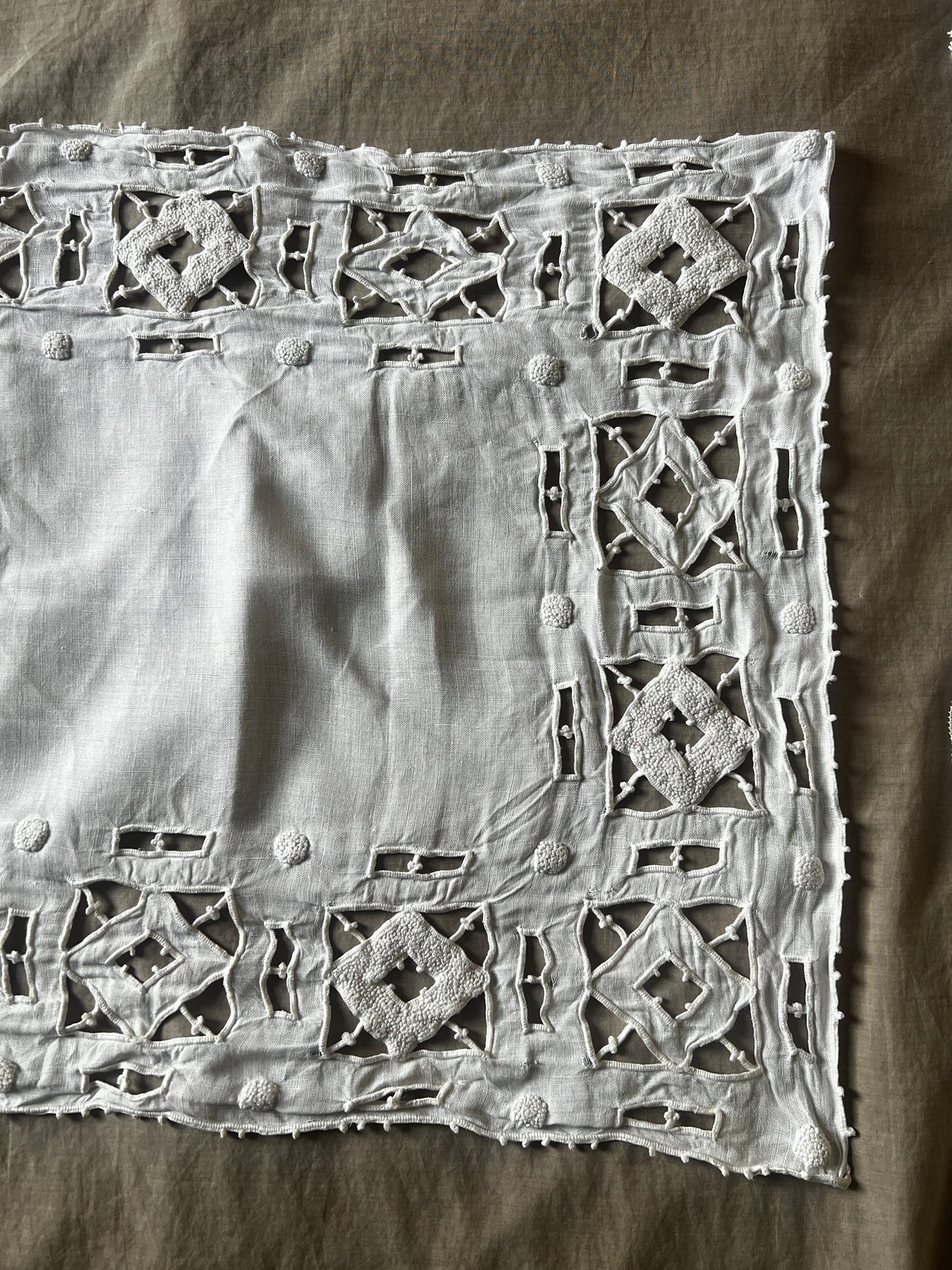 カットワーク刺繍リネンクロス