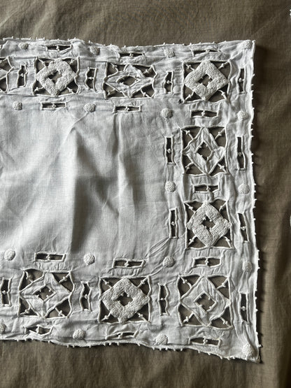 カットワーク刺繍リネンクロス