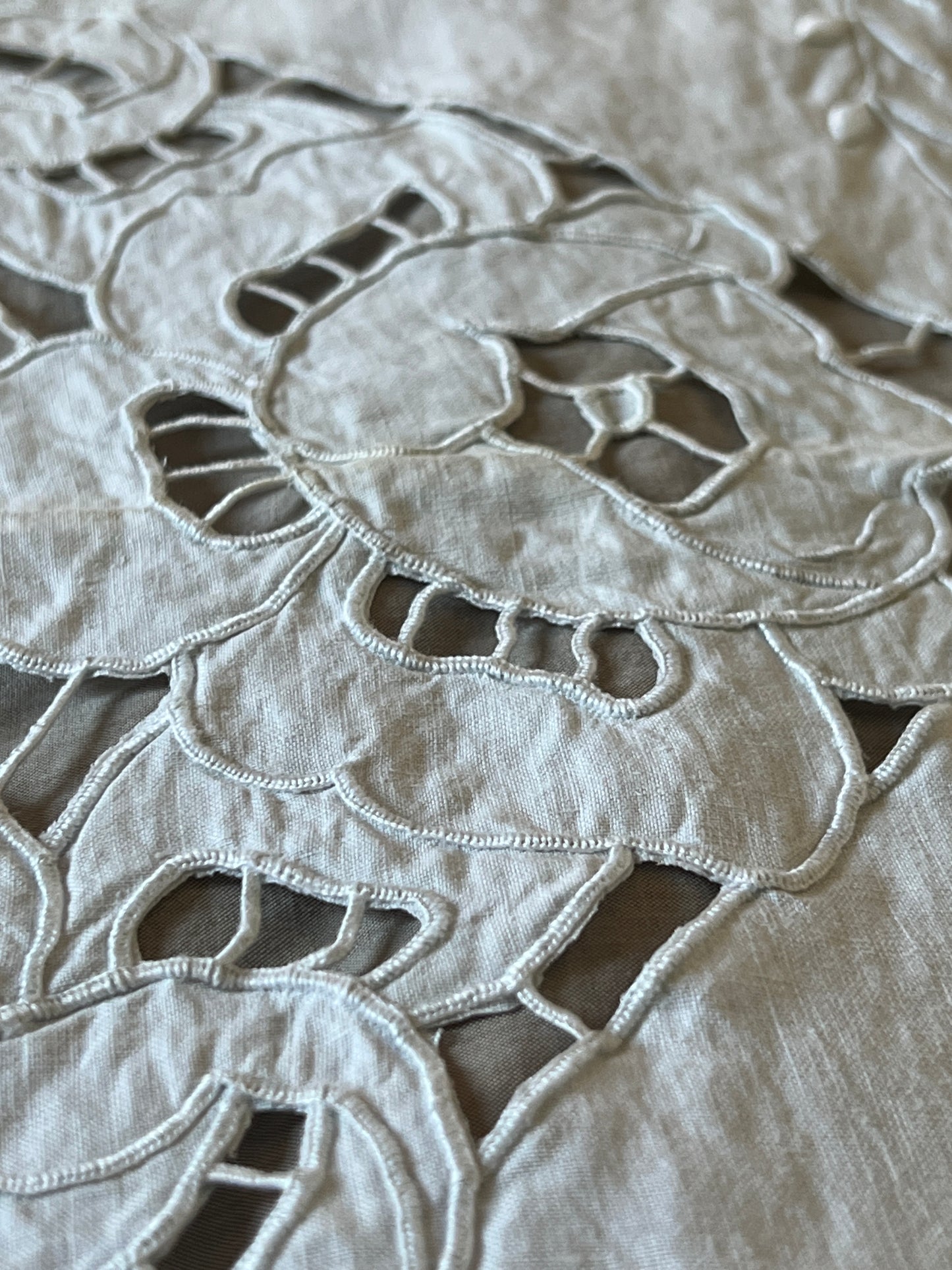 レースと刺繍のクロス