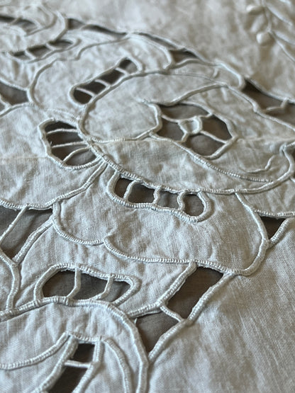 レースと刺繍のクロス