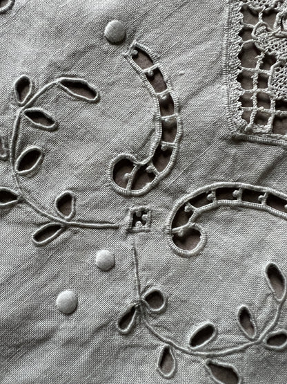 レースと刺繍のクロス