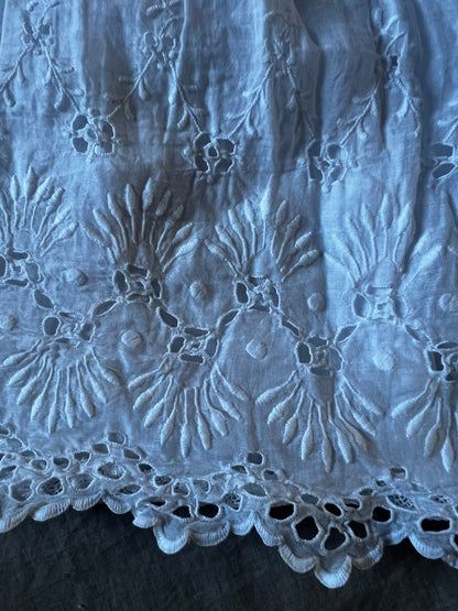 白刺繍ドレス裾飾り