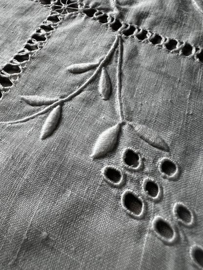 レースと刺繍のクロス