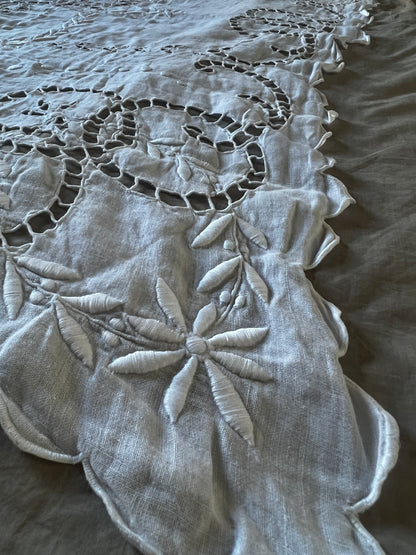 カットワークク刺繍大判クロス