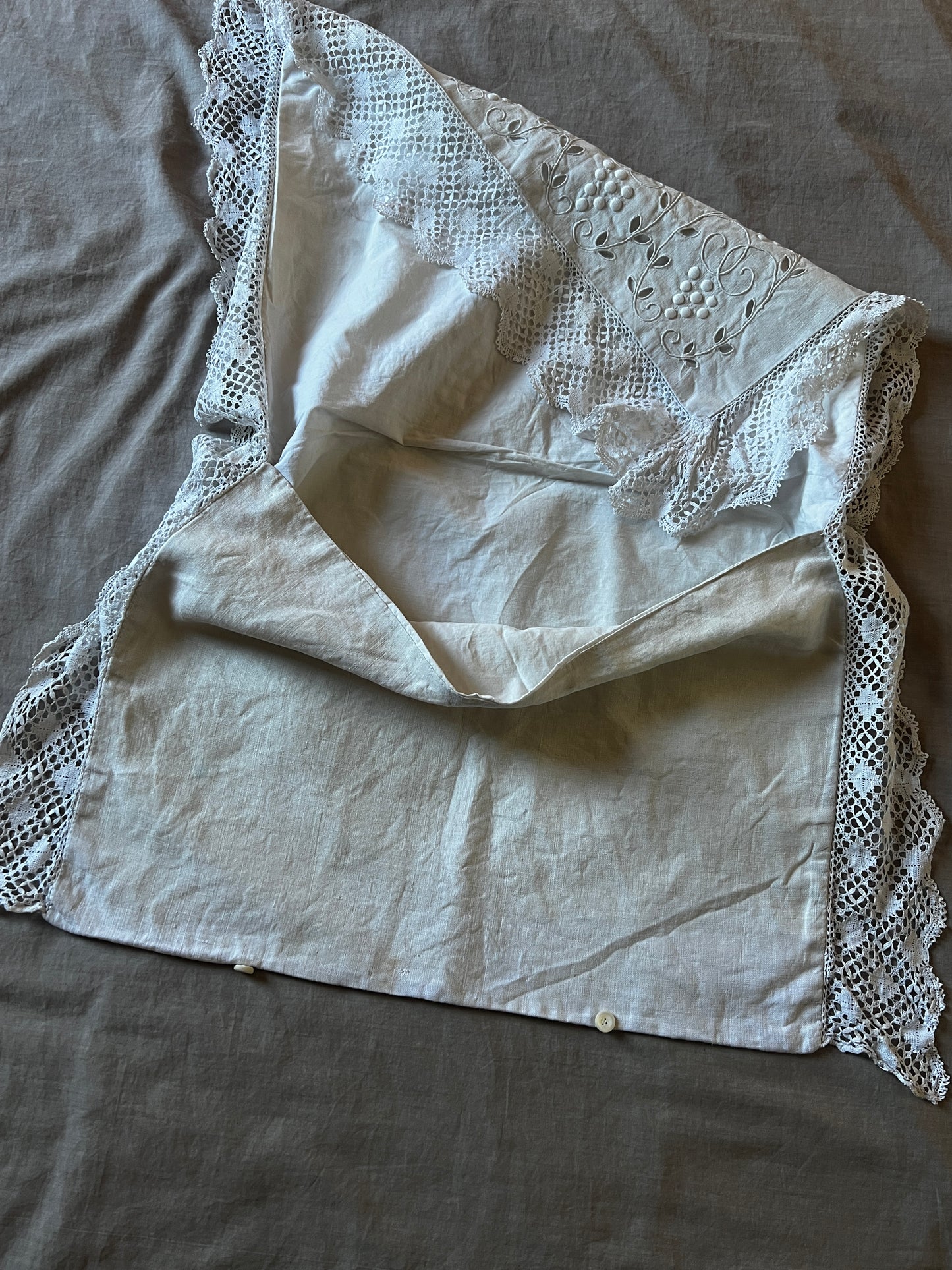 白刺繍のランジェリーサック