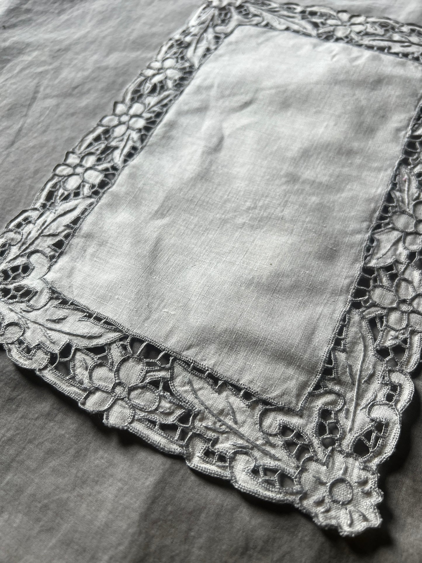 カットワーク刺繍クロス