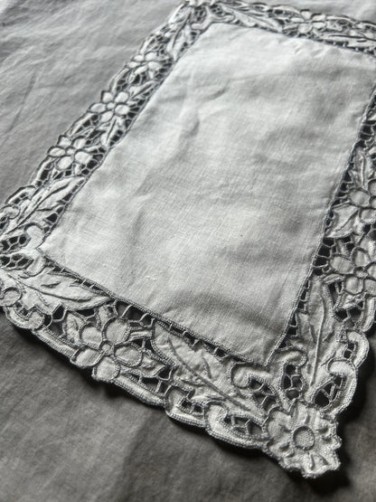 カットワーク刺繍クロス
