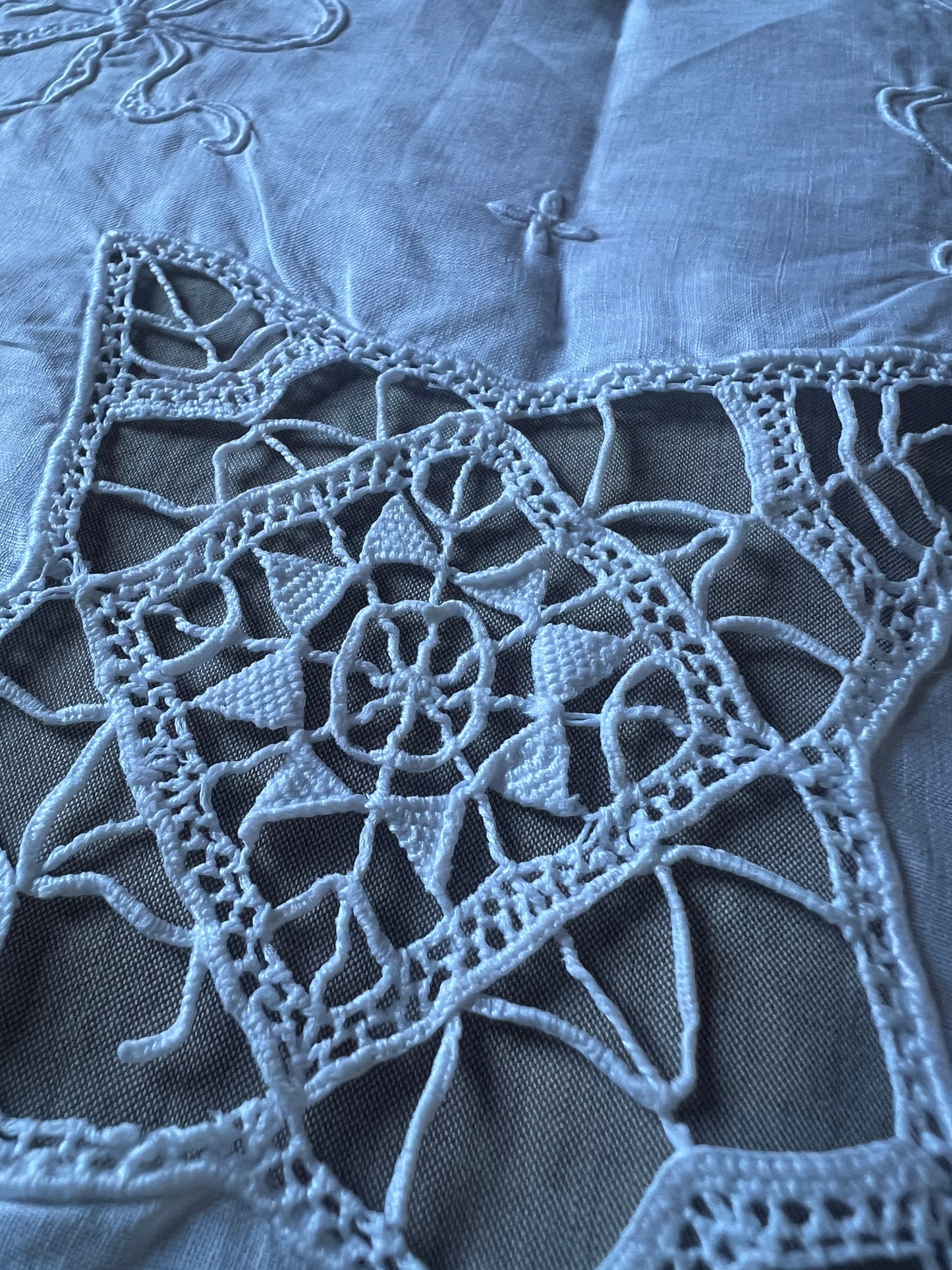 レースと刺繍のクロス