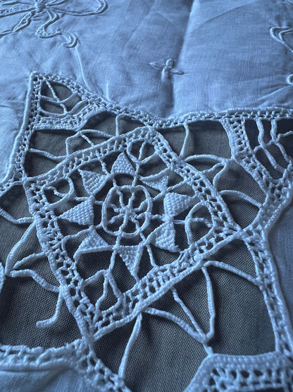 レースと刺繍のクロス