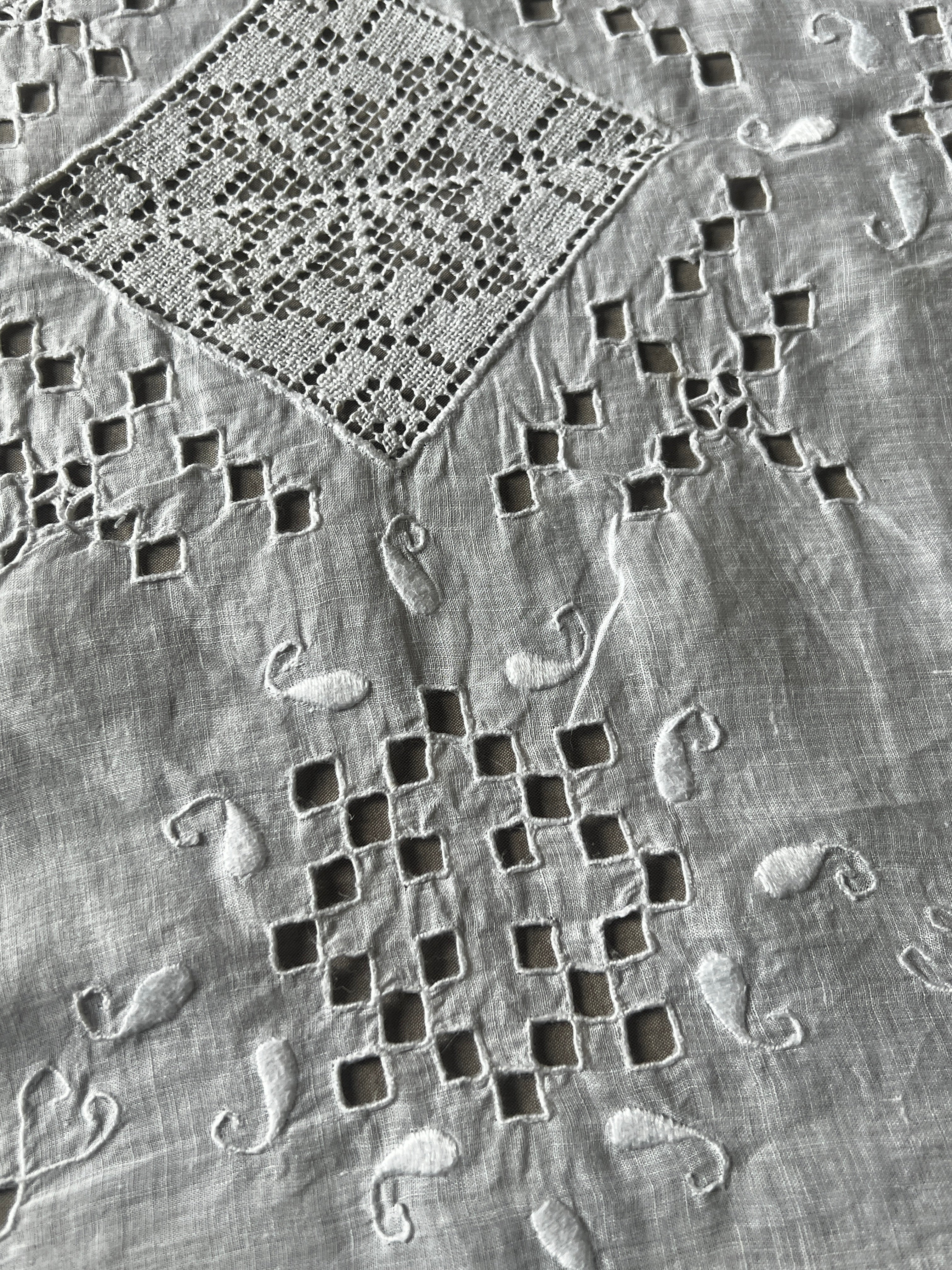 レースと刺繍の長方形クロス – France Antique 銀色アンティーク