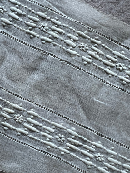白刺繍布