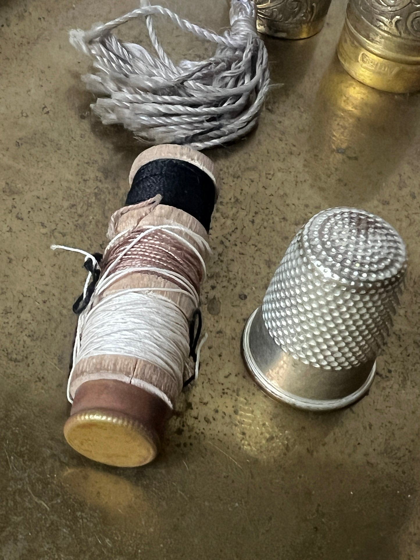 メタルケースの裁縫セット