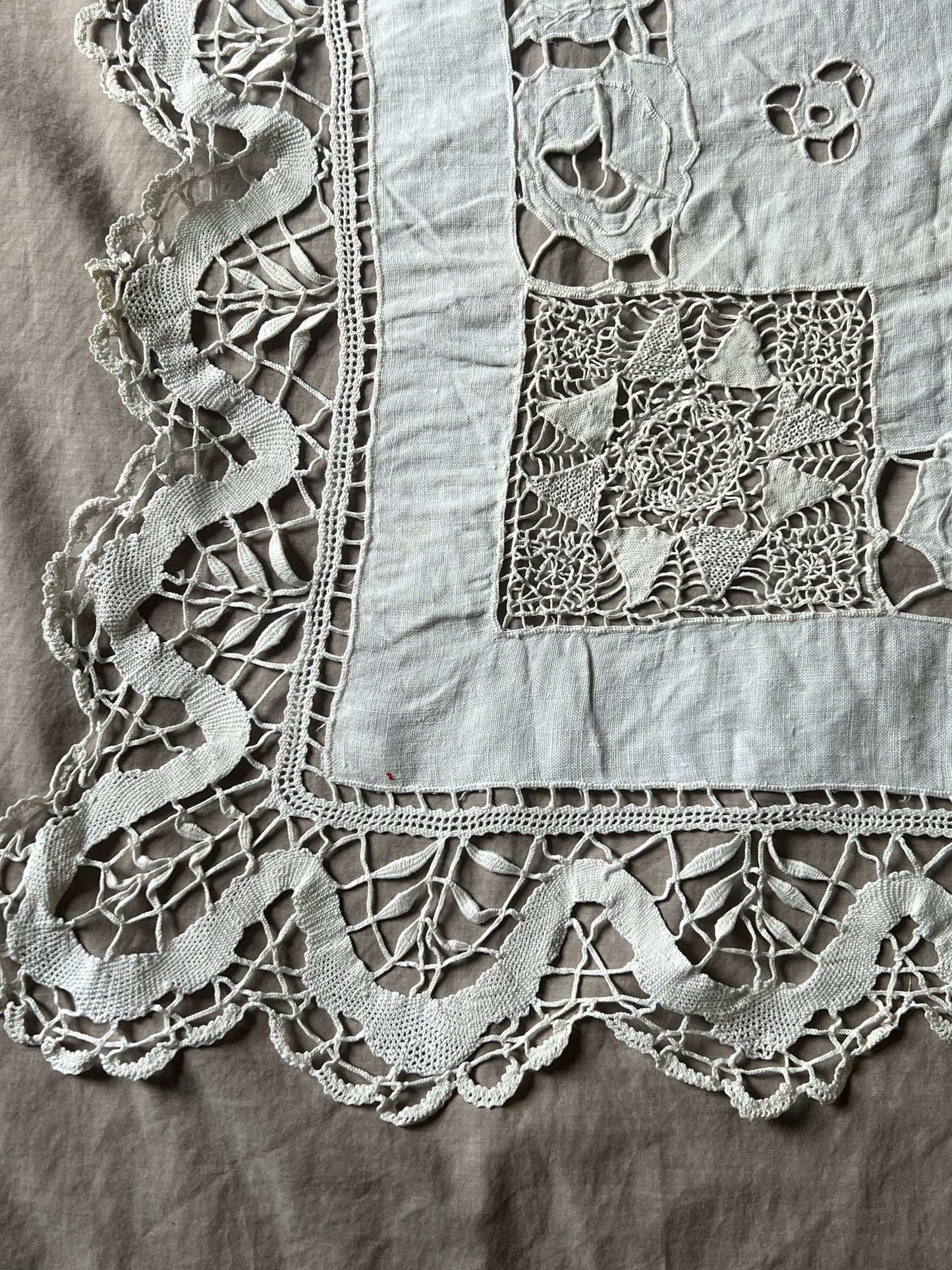 レースと刺繍の大判クロス