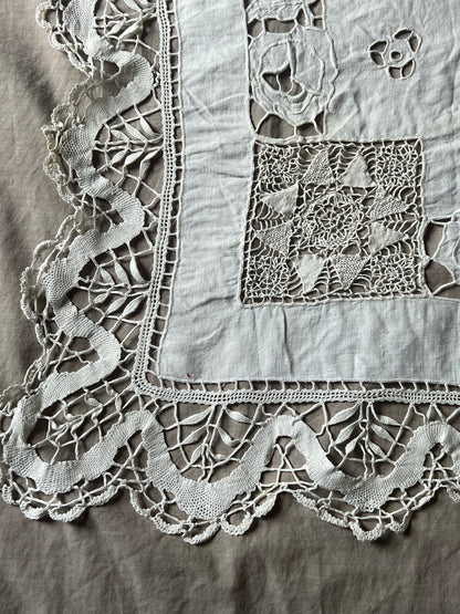 レースと刺繍の大判クロス