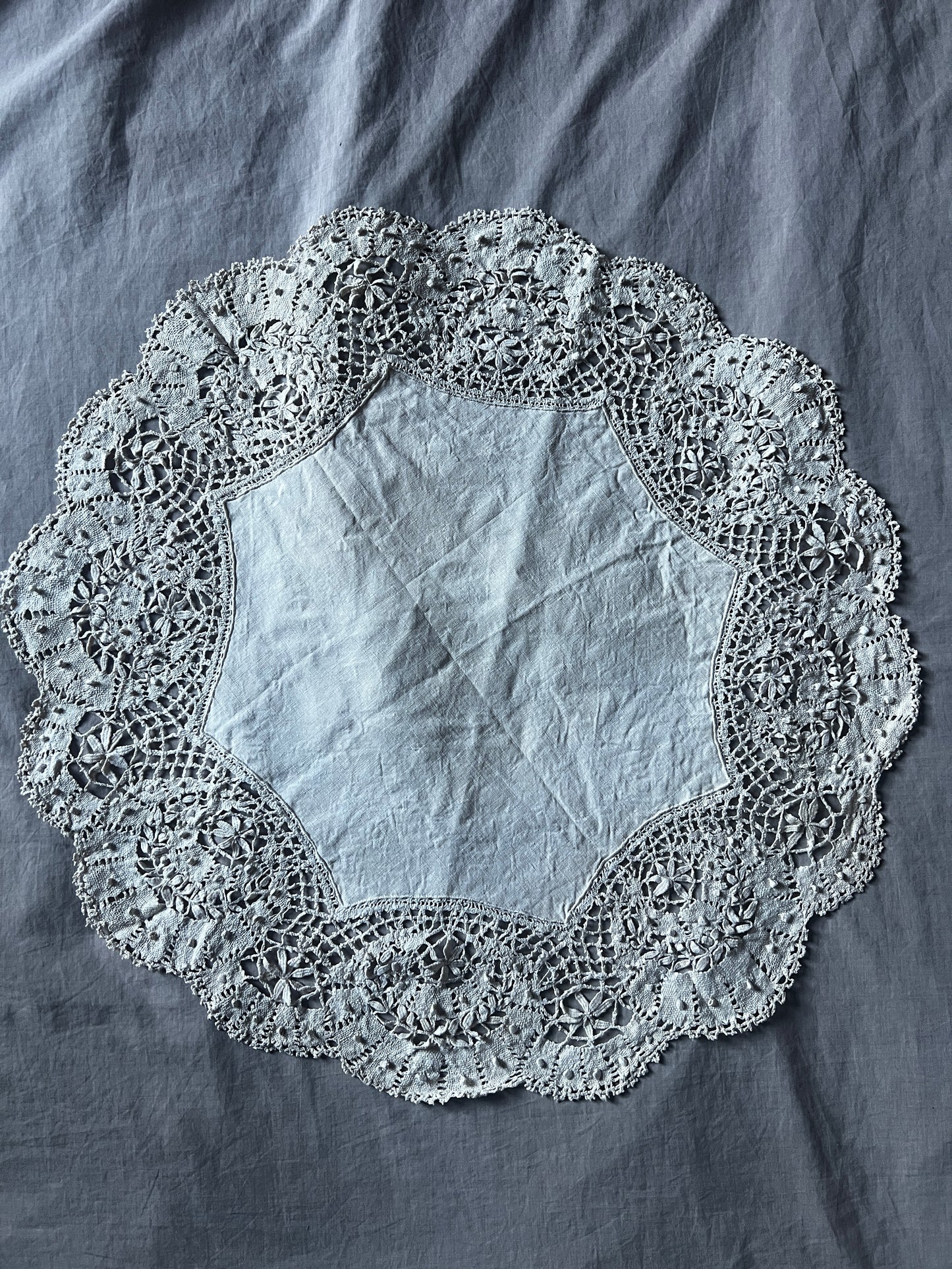 ボビンレースの円形クロス