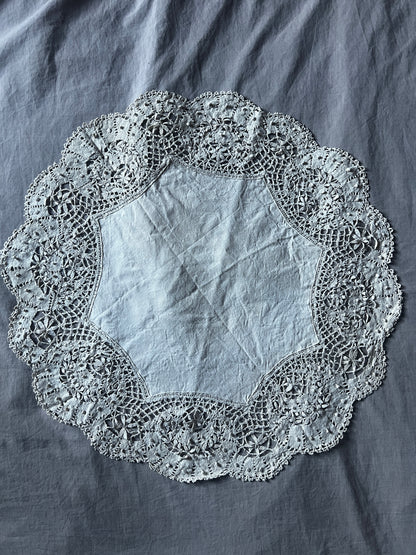 ボビンレースの円形クロス