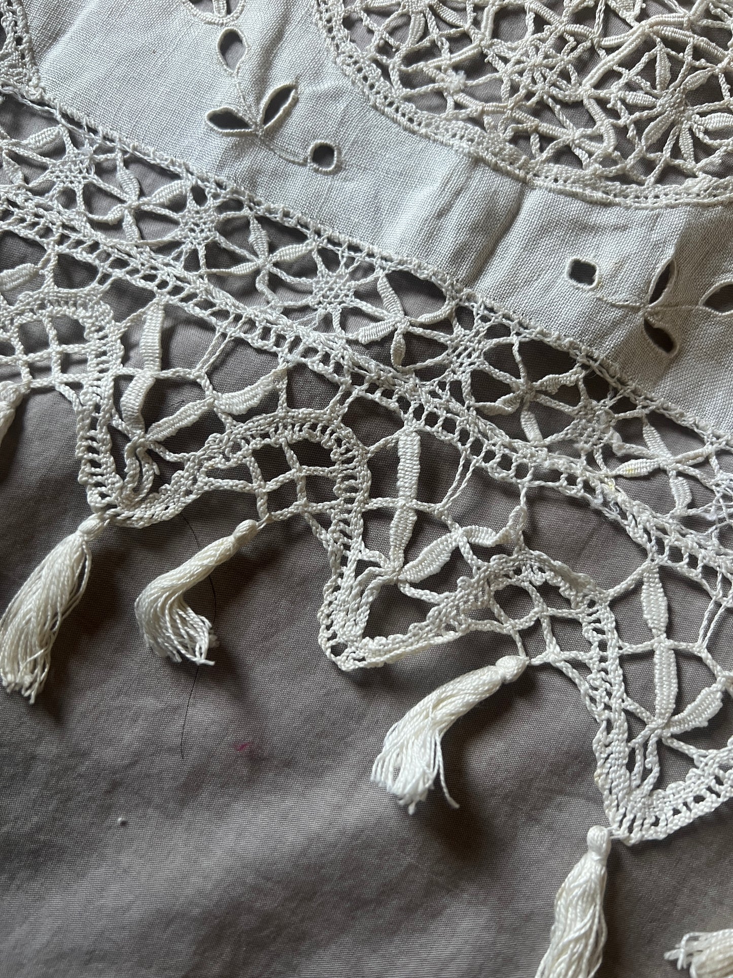 レースと刺繍のミニカーテン