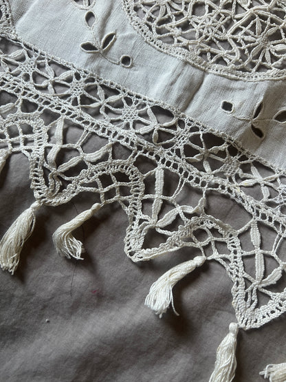 レースと刺繍のミニカーテン