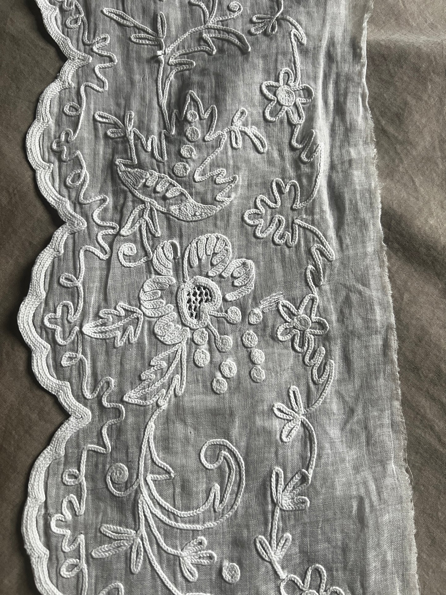 コルネリー刺繍スカラップ布