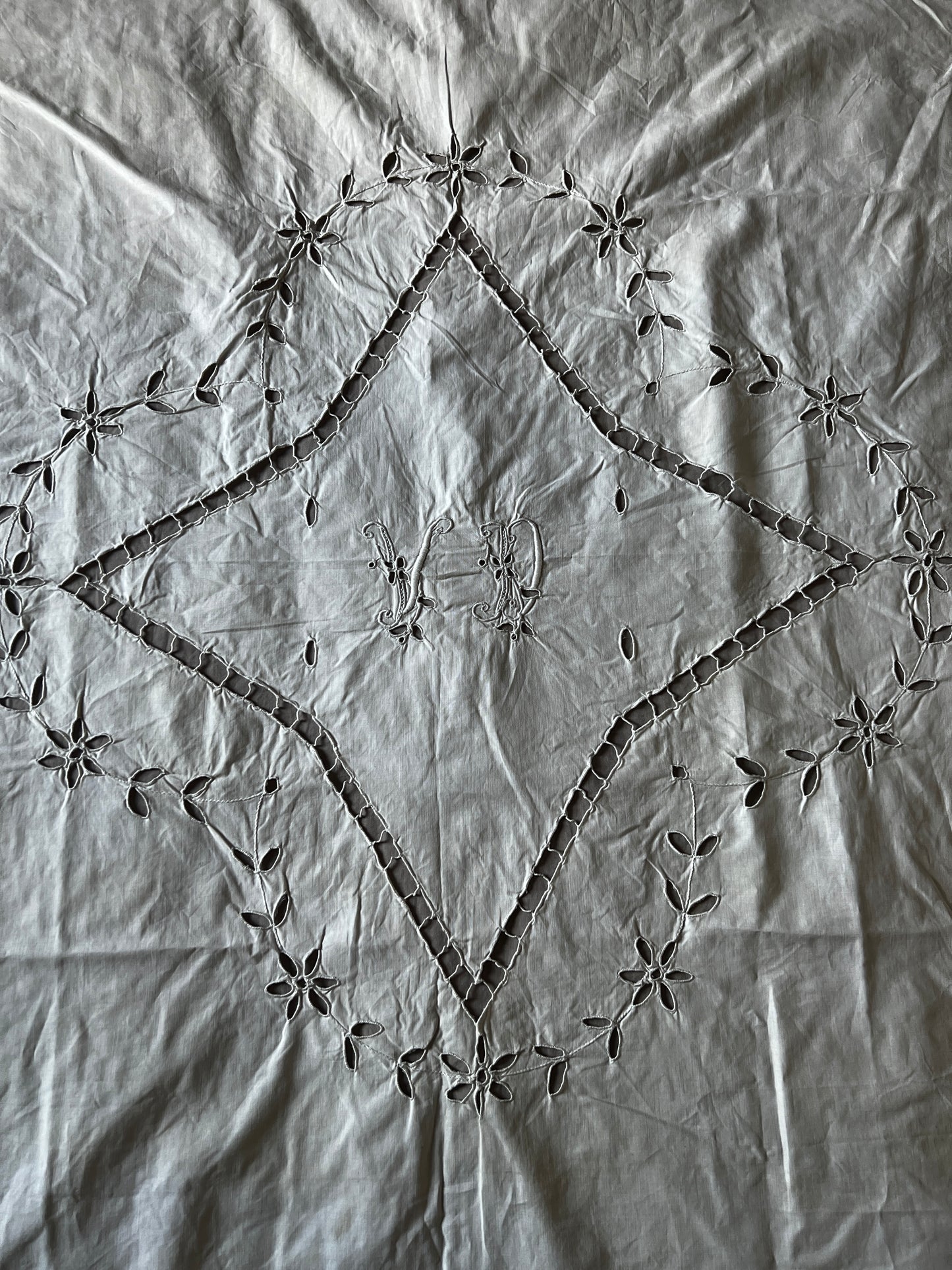 カットワーク刺繍クロス